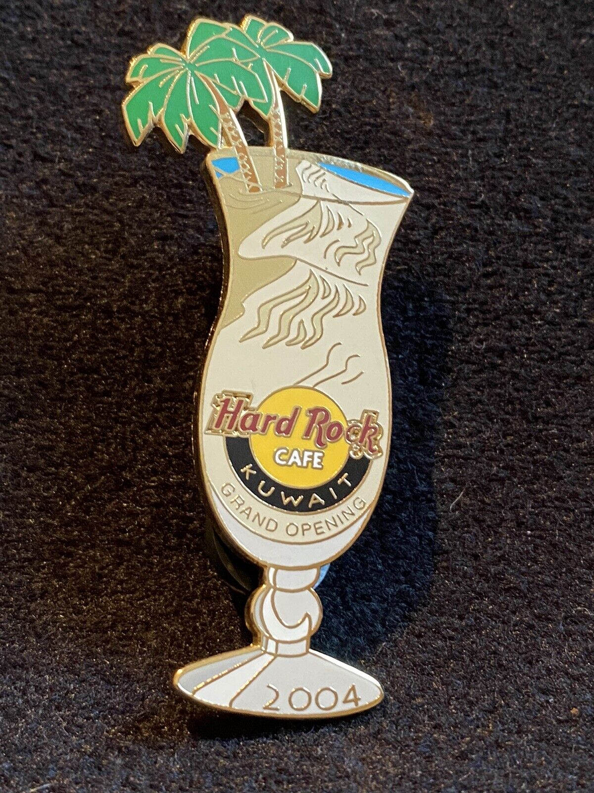 Hard Rock Cafe Kuwait Grand Opening Hurricane Glass City Guitar Pin Very Rare LE Nowa popularność