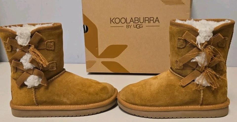 Bota corta de moda Koolaburra de UGG Victoria para niña color castaño talla 12 Foto 3 de 4