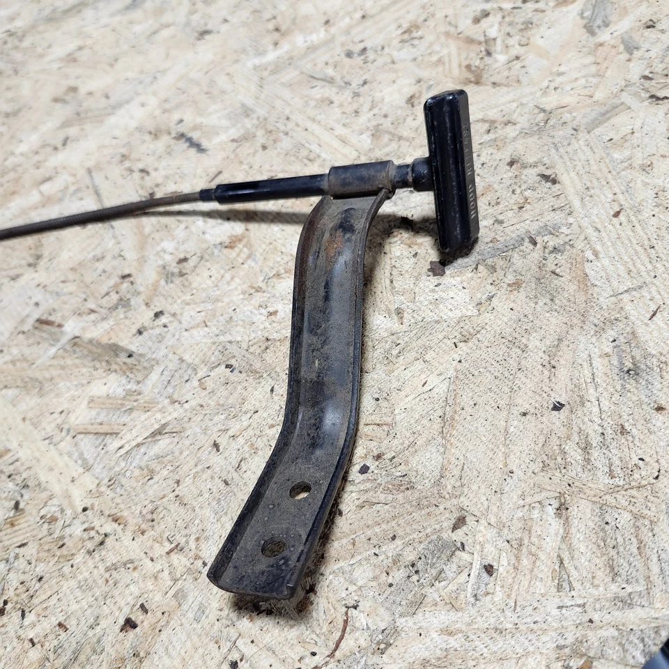 Ручка троса выпуска капота C3 Corvette и кронштейн в хорошем состоянии б/у 68-76 от оригинального производителя 3931649 - Изображение 3 из 4