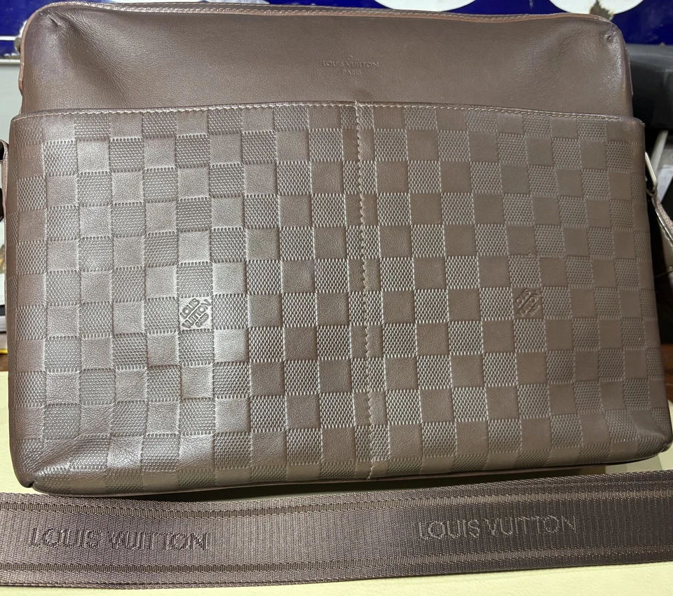 Auth. Louis Vuitton Brown Leather Calypso Messenger Bag - Изображение 3 из 4