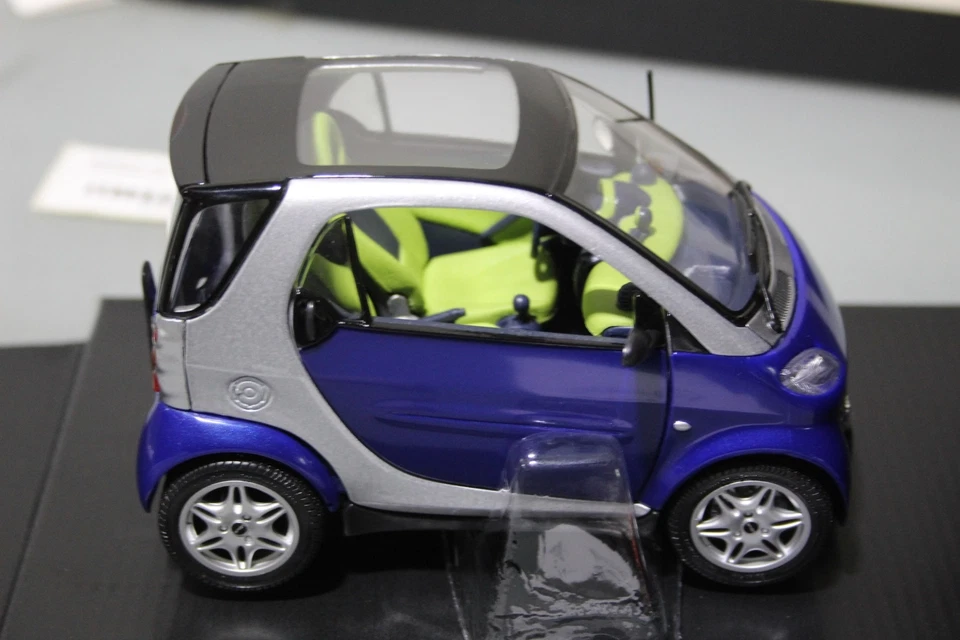 Modellauto im Maßstab 1:18 - Smart City Coupé - Blau +Jack Black Paneelen - Bild 3 von 4