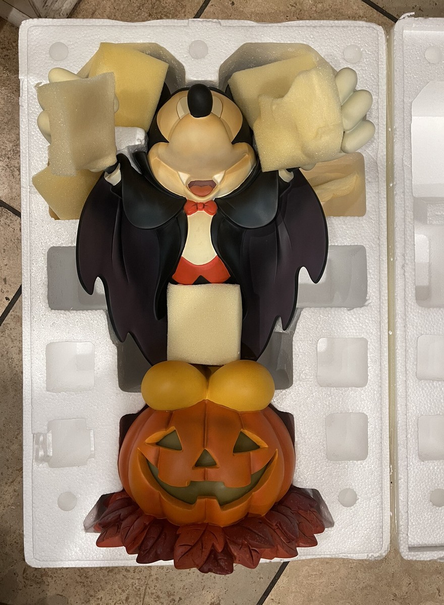 Vampire Mickey ハロウィン飾り Disney 30 ct 28 inch LED Sculpture Mickey Vampire Yard Decor