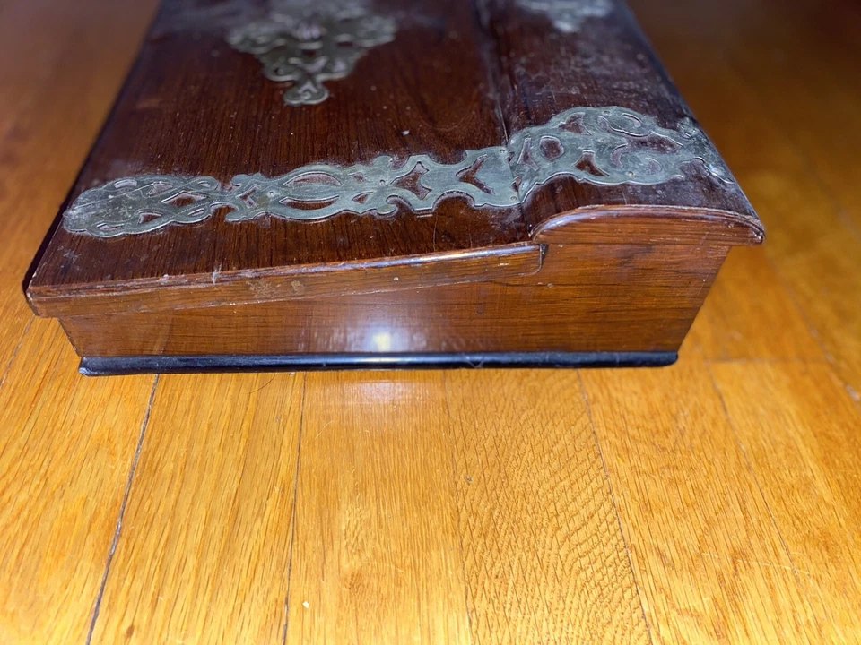 Antiguo escritorio de regazo inglés con decoración de metal Foto 4 de 4