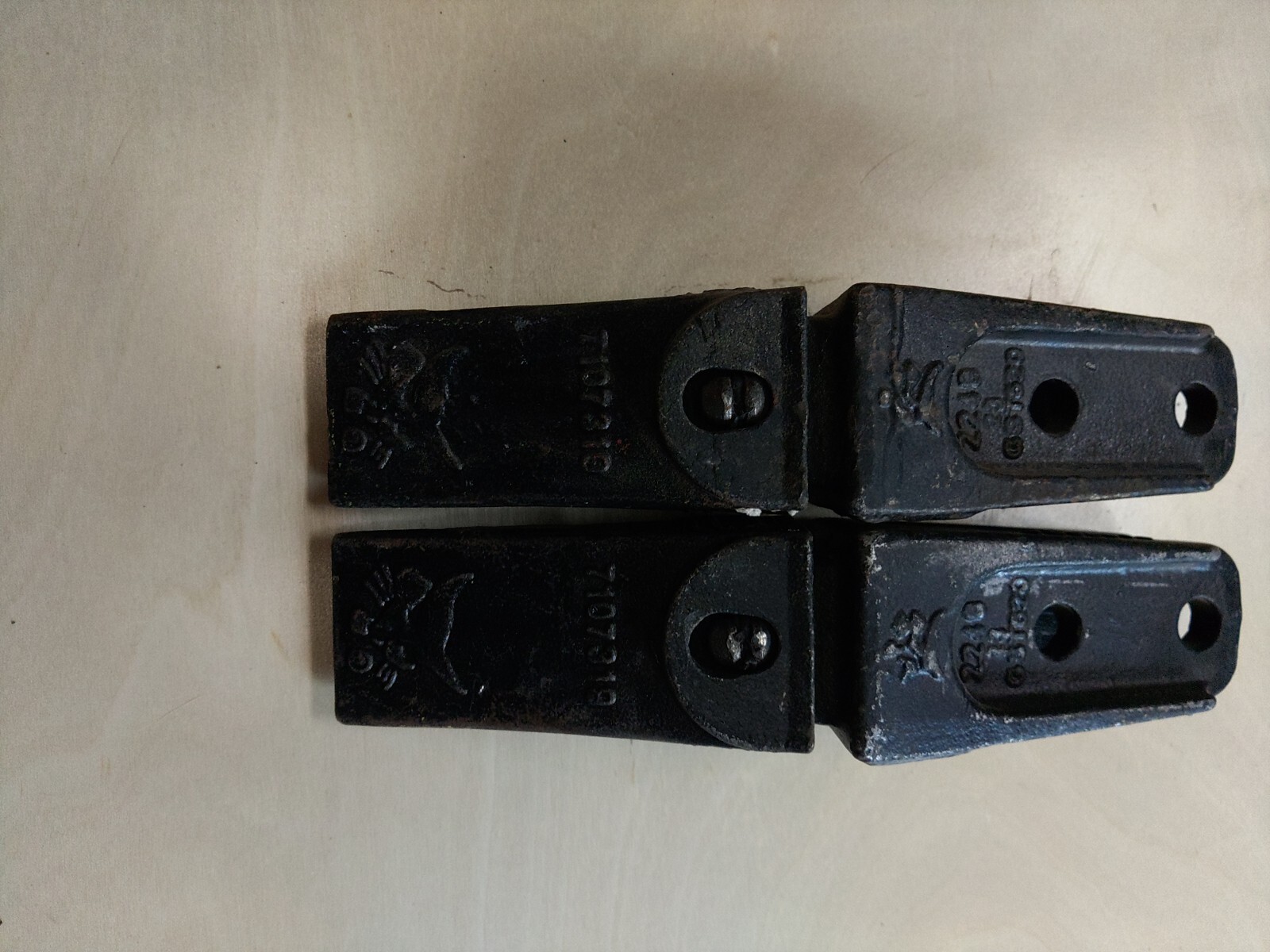 TWO Genuine Bobcat 7107319 GST520 T1 2133 Shank & Bucket Tooth Assembly ...