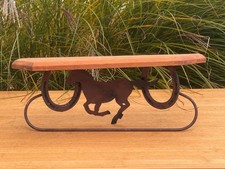 Estante de madera rústica con zapatos de caballo de metal ~ caballo para correr