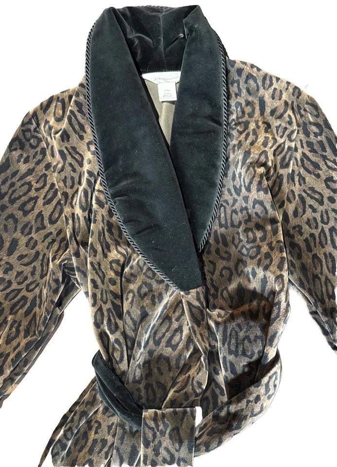 Bata envolvente de terciopelo con estampado de leopardo Diamond Tea de lujo para mujer talla mediana Canadá de colección Foto 3 de 4