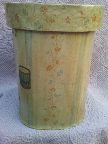 Sombrero de cartón/caja de cinta de papel tapiz vintage hecho por artista en la parte delantera - Imagen 6 de 11