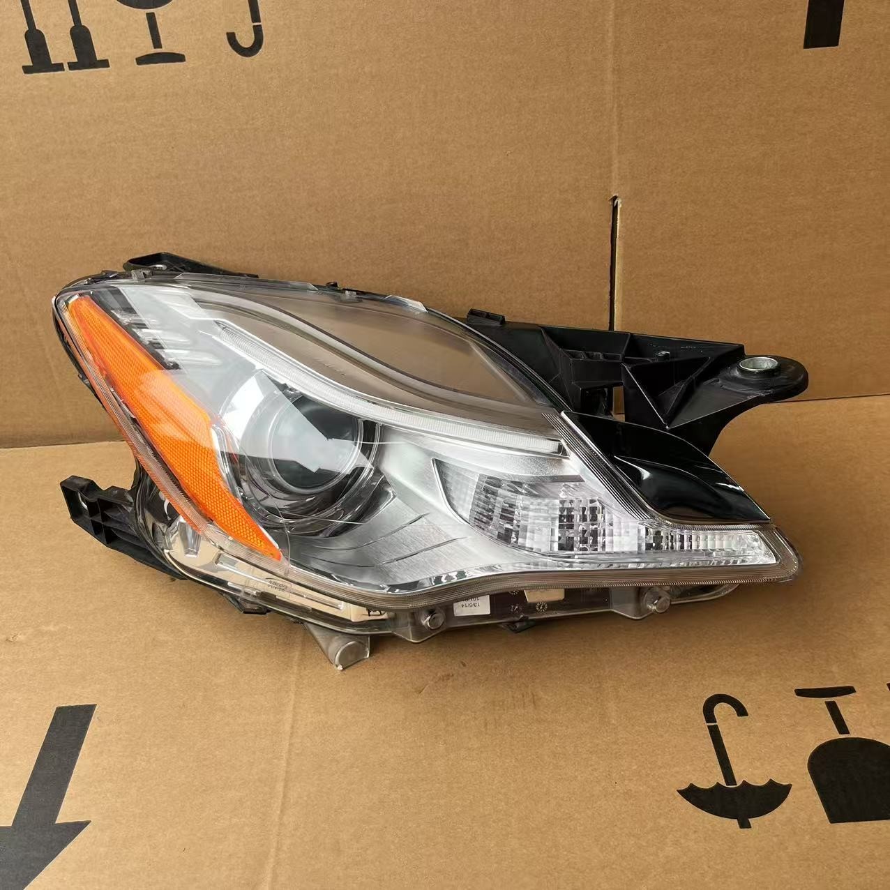 Maserati Quattroporte Front Right Xenon HID Headlight 2014-2017 670006566