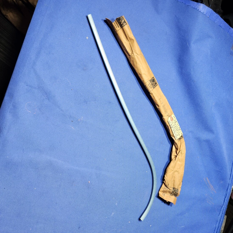 NOS GM 1966 Chevrolet Caprice asiento delantero moldura lateral 7595752 azul medio Foto 3 de 4