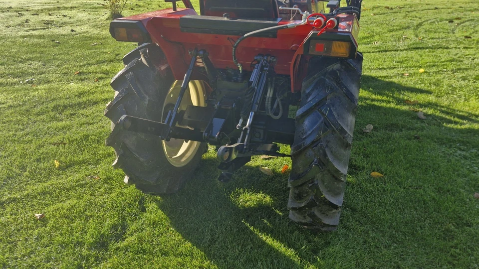 Kleintraktor schlepper mit Frontlader mit Schwimmstellung, Servolenkung - Bild 4 von 4