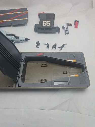 Micro Machines VTG Lewis Galoob ARMY GEAR CANTEEN Aircraft Carrier 1987 ORIGINAL - Picture 18 of 21