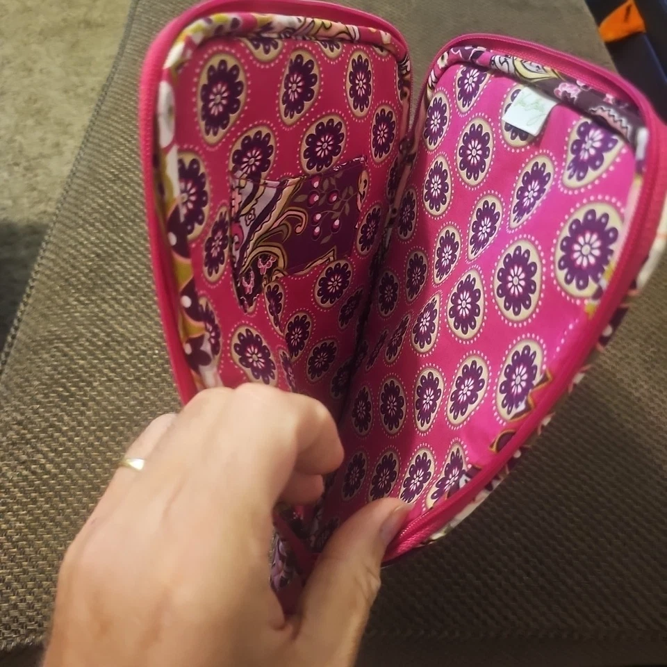 VERA BRADLEY HOT PINK IPAD QUILTED CASE~HARDLY USED 10”X8.5” Pink Zipper  - Image 4 of 4