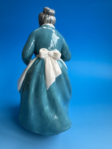 Royal Doulton Figurine "Favourite "HN2249 - Picture 20 of 24