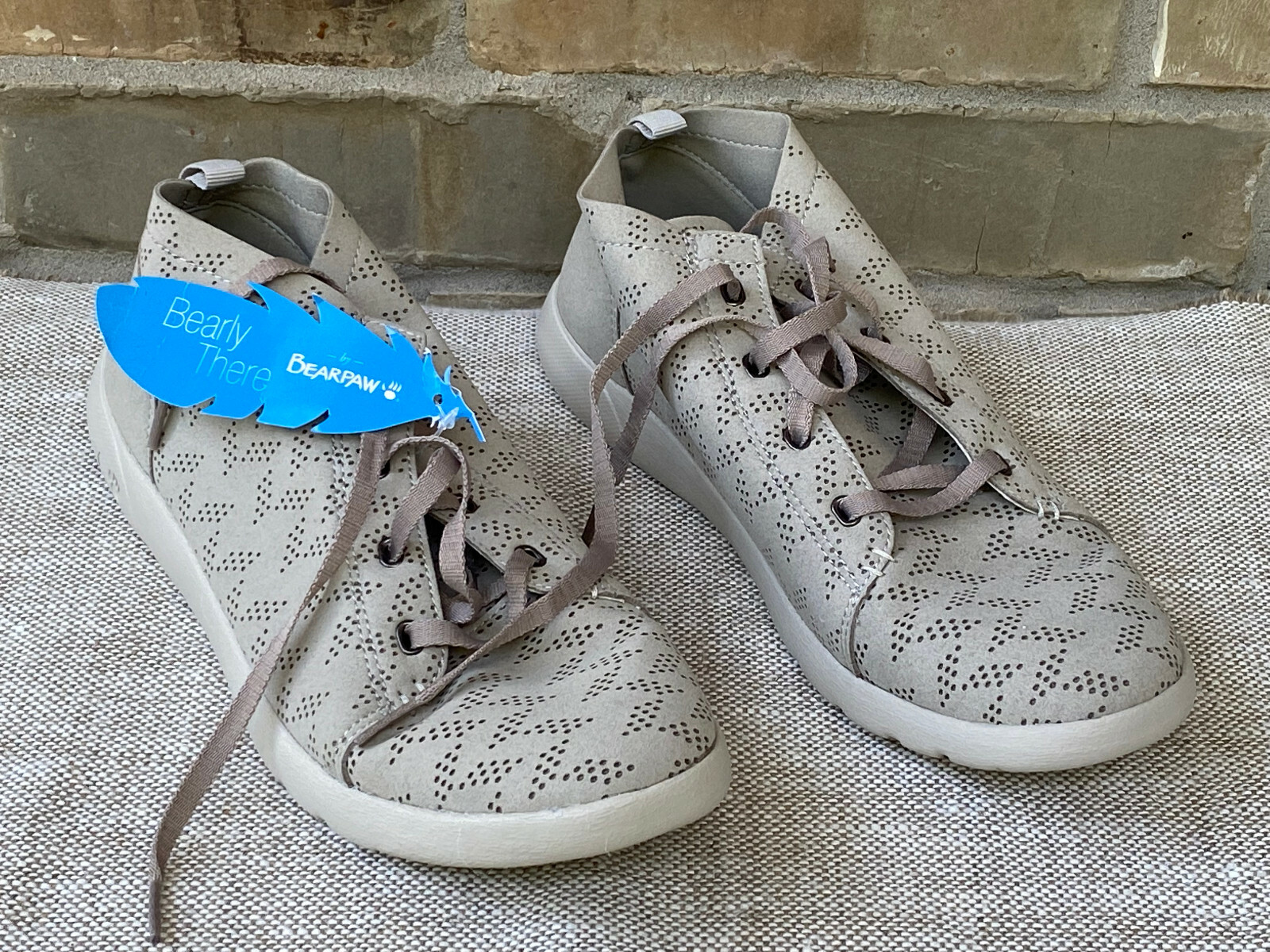 NWT BEARPAW Gracie lace up sneaker 