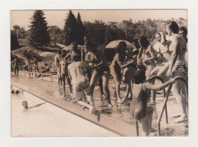 Schöner Pool Snapshot Hübscher Junge Männer Frauen Shirtloser Bikini 60er Jahre