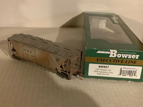 BOWSER #40957 P.R.R. Coche "Gris" H-30 3 bahías Cov.Hopper #255159 Weath. H.O. 1/87 | Zustand: New