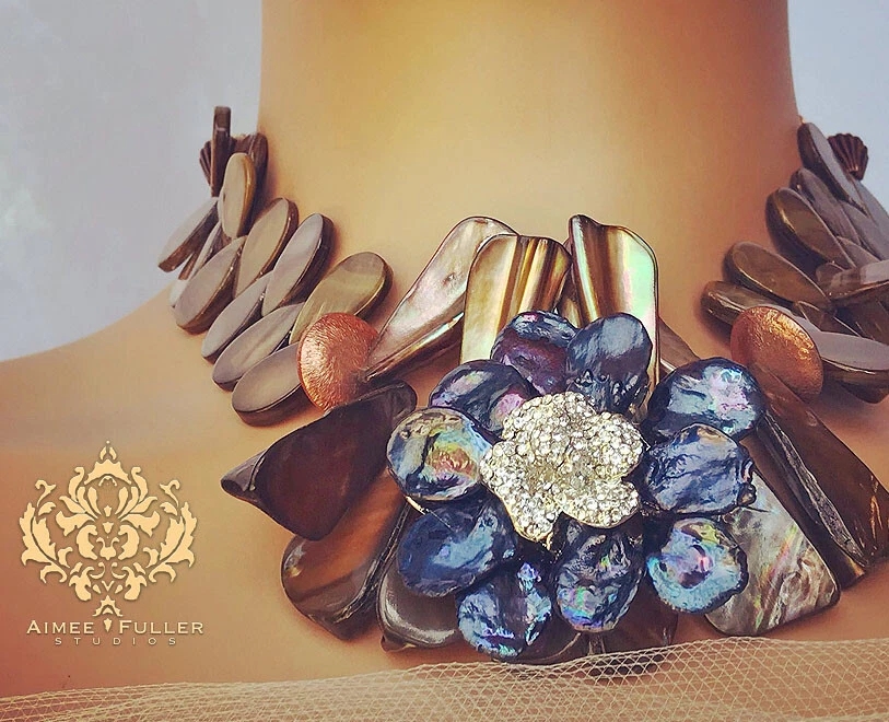 Collar colgante con pasador de flores y diamantes de imitación Keshi marrón madreperla concha Foto 4 de 4