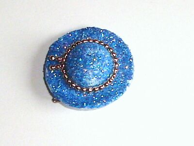 Broche Vintage Chapeau Bleu Avec Fleur Et Ruban - Plastique, Années Rétro, état Excellent