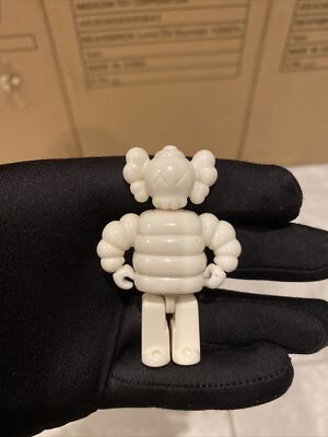 Kaws White Chum Kubrick 100% Bus Stop 4 Medicom 2002 Bearbrick BE 