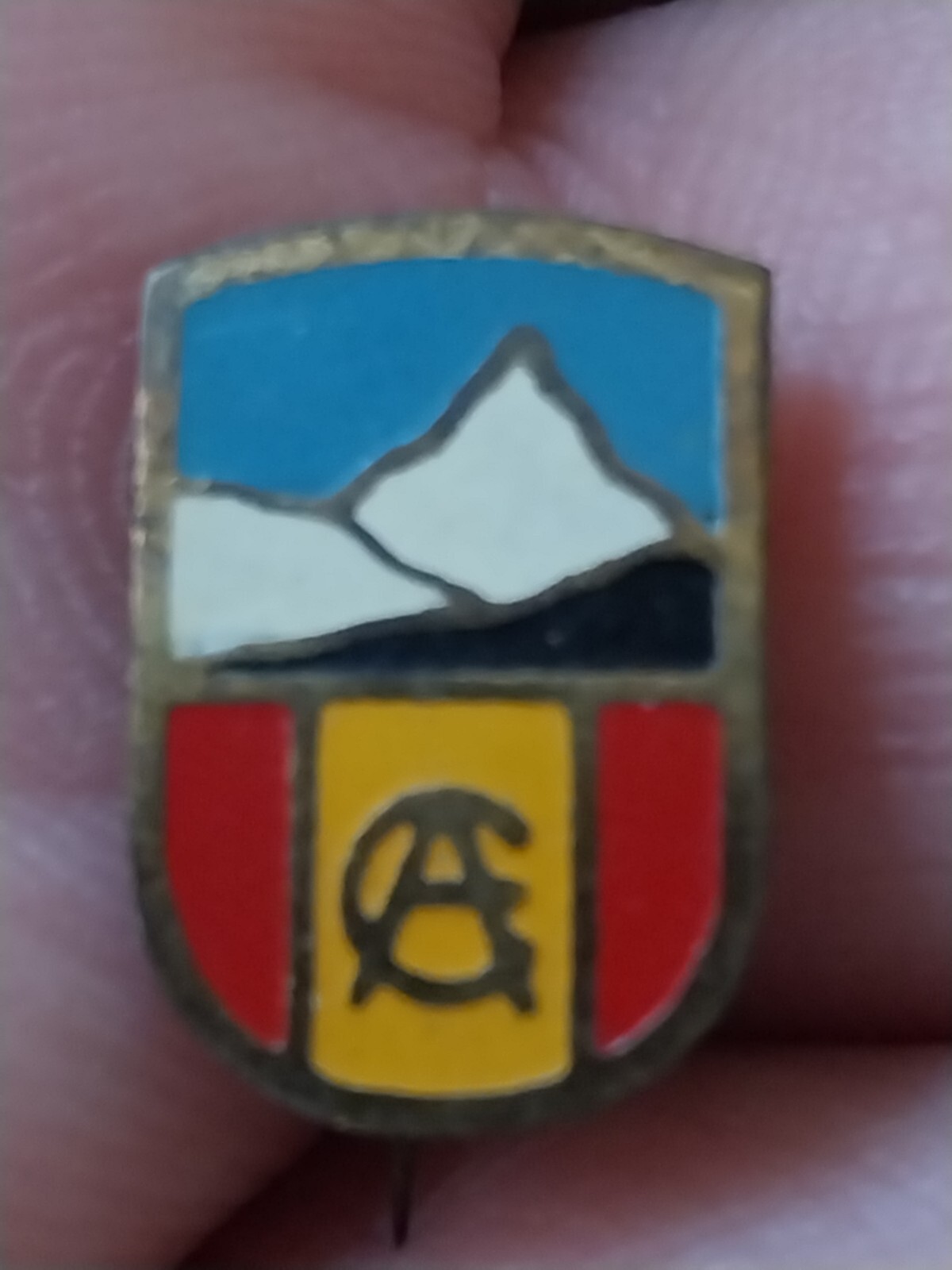 ALPINISMO CLUB INSIGNIA ESPAÑA PINTURA LACADA METAL DORADO 1,8 CMS ALTO