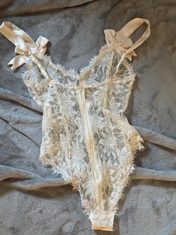 Body Grande Victorias Secret Vintage Etiqueta Dorada Años 90 Encaje Satinado Lazo Marfil Foto 2 de 3