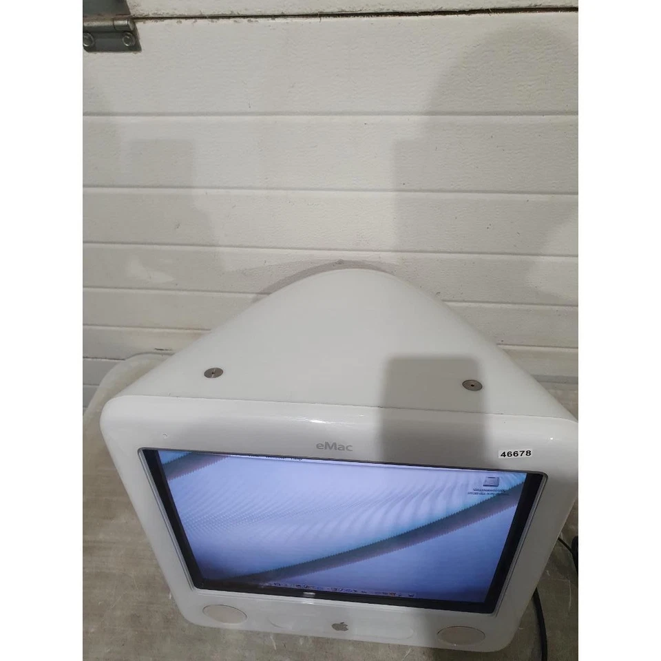 Apple eMac A1002 All-in-One Desktop PC White 17.0" Display USB & Ethernet Ports - Image 4 of 4