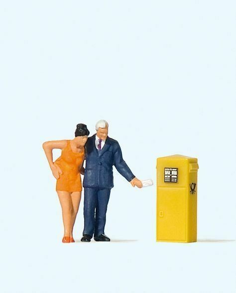 Couple at the Mailbox Figure HO/OO gauge Figures Preiser PR28194