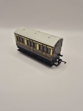 Hornby R468 OO Gauge - 4 Wheeled  Coach GWR Chocolate/cream