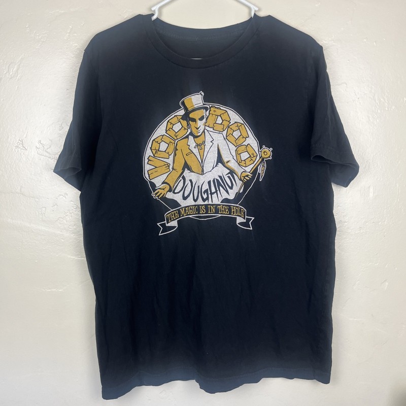 Voodoo Doughnut The Magic is in the Hole Men's L Black Short Sleeve T-Shirt.