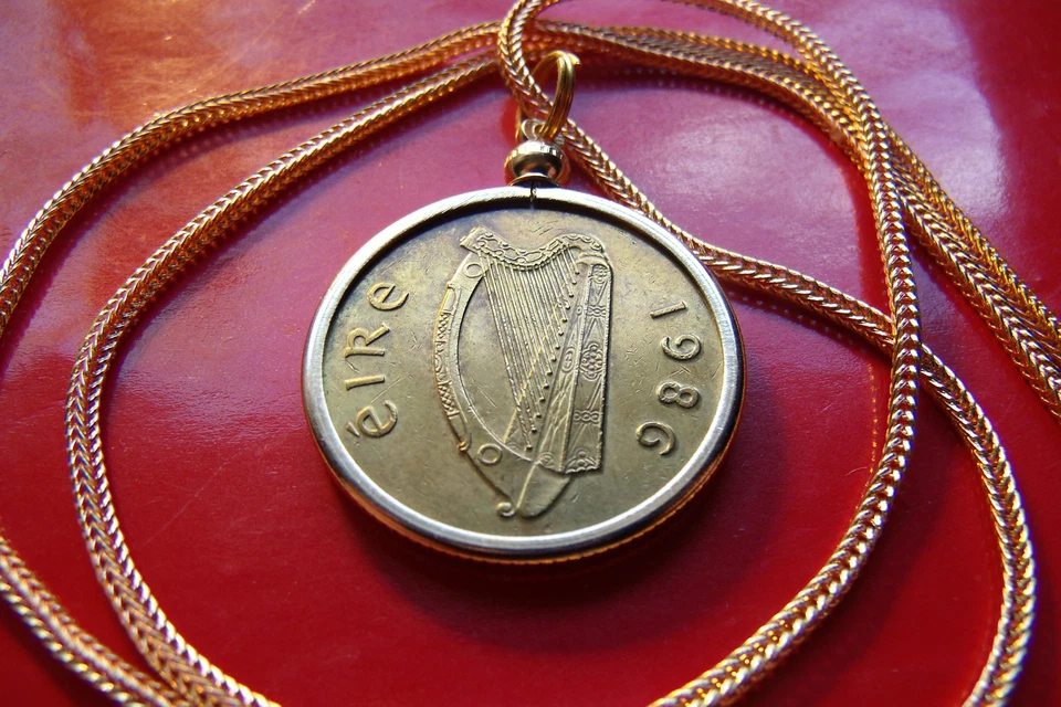COLGANTE MONEDA CABALLO PONY IRLANDÉS 1986 en una cadena de serpiente cola de zorro llena de oro de 28" Foto 2 de 4