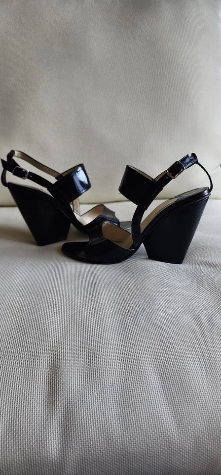 Correa con hebilla envolvente de cuero negro punta abierta Michel Perry Foto 4 de 4