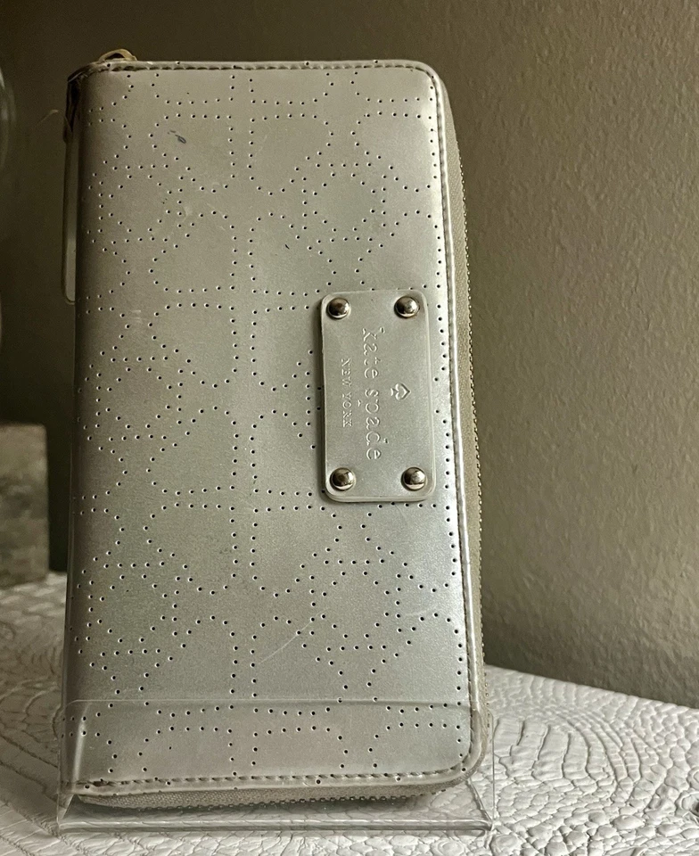 Cartera organizadora Kate Spade “Harmony” perforada mate plateada con cremallera con palas Foto 2 de 4