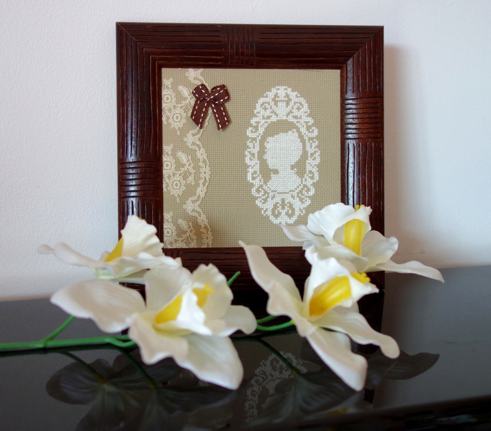 Cadre camé brodé au point de croix : décoration murale vintage et shabby chic