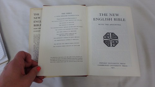 NEW ENGLISH BIBLE WITH APOCRYPHA - 1970 Oxford University Press Hardcover - Picture 2 of 4