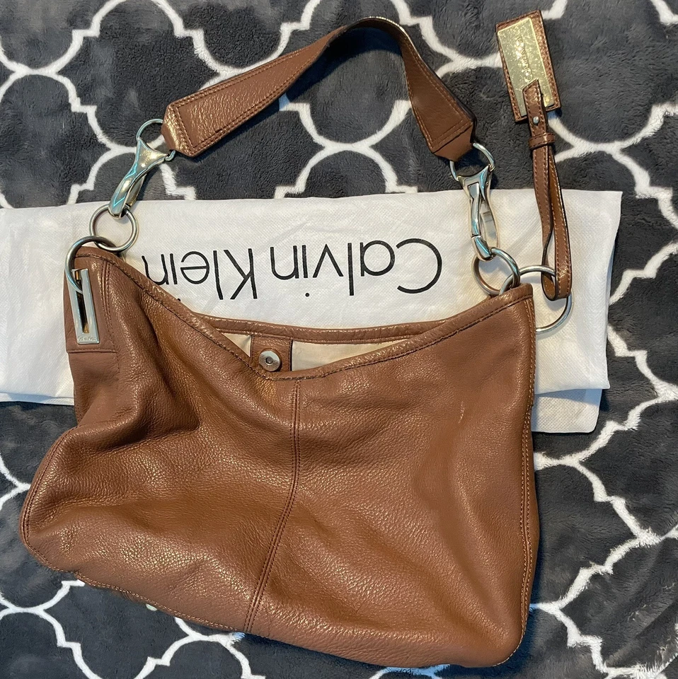 Bolso de mano hobo de cuero marrón Calvin Klein - Usado Foto 3 de 3