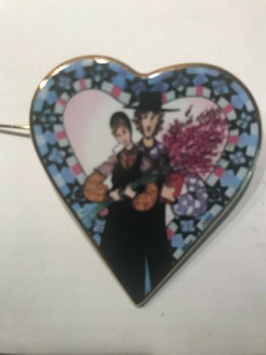 P BUCKLEY MOSS 2000 Pin Brooch Pendant STORY OF LOVE Amish Couple Heart IN BOX - Picture 3 of 4