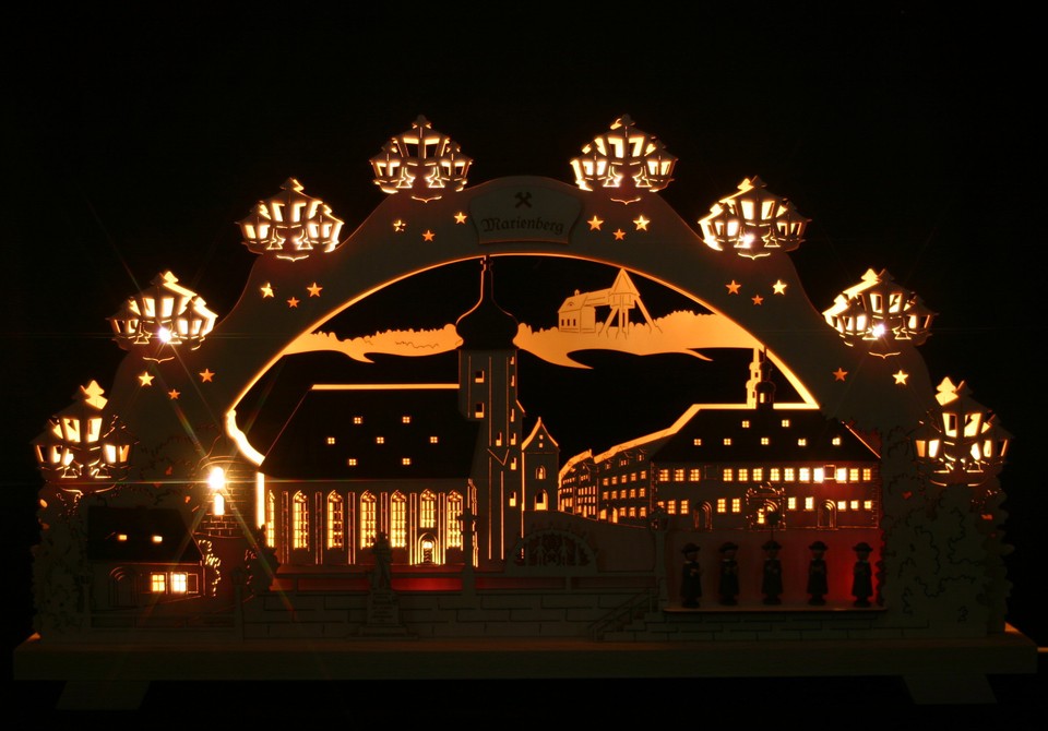 Arco Luminoso LED Navideño 3D - 68x39 Cm, Con 3 Figuras Y árbol, Estilo Erzgebirge Alemán
