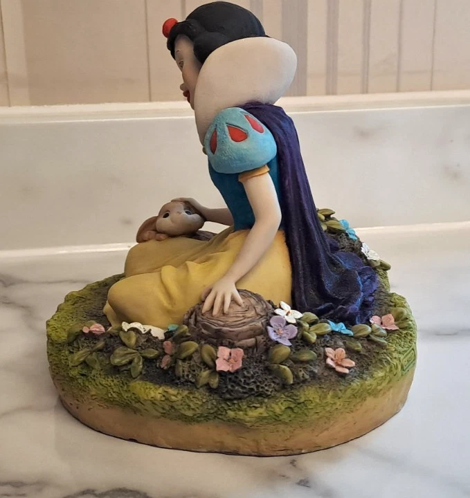 WALT DISNEY'S CLASSIC SNOW WHITE FIGURE BY ARDEN SCULPTURES - Image 4 of 4