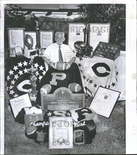 1959 Press Photo Amos Alonzo Front Room Cluster Award