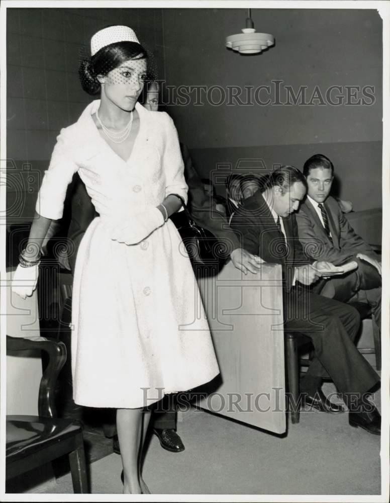 1960 Press Photo Actors Anna Kashfi, Marlon Brando in Court for Custody Hearing