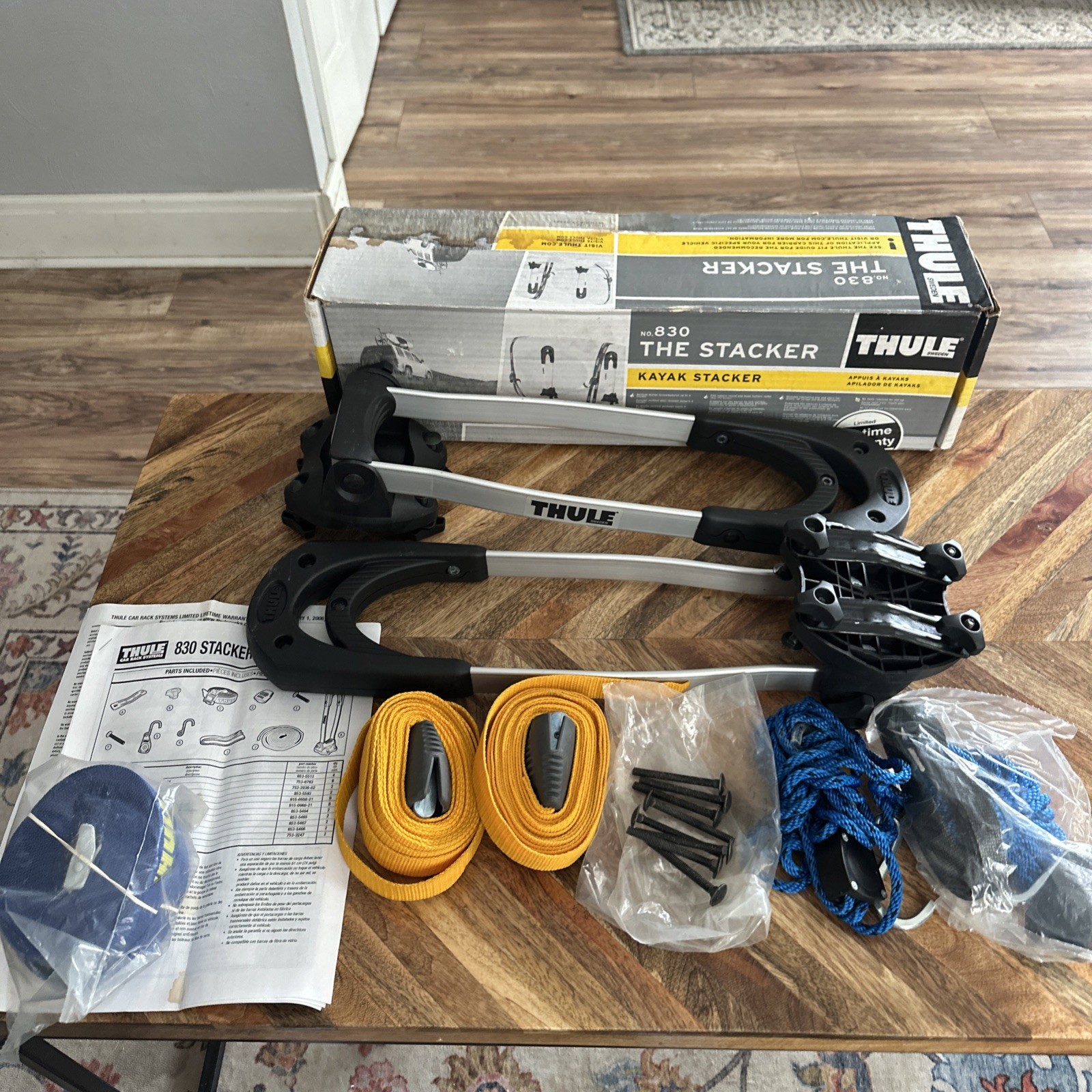 Porta kayak vertical Thule The Stacker 830 para 2 kayaks usado con caja