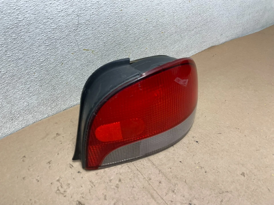 Luz trasera derecha pasajero derecho Hyundai Accent 1998 a 1999 hatchback OEM Q4663 DG Foto 3 de 4