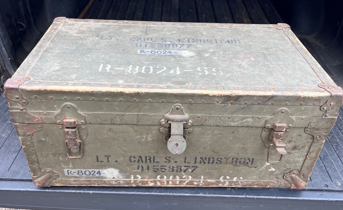 US ARMY WWII Military Footlocker / Trunk Lt. Carl S. Lindstrom