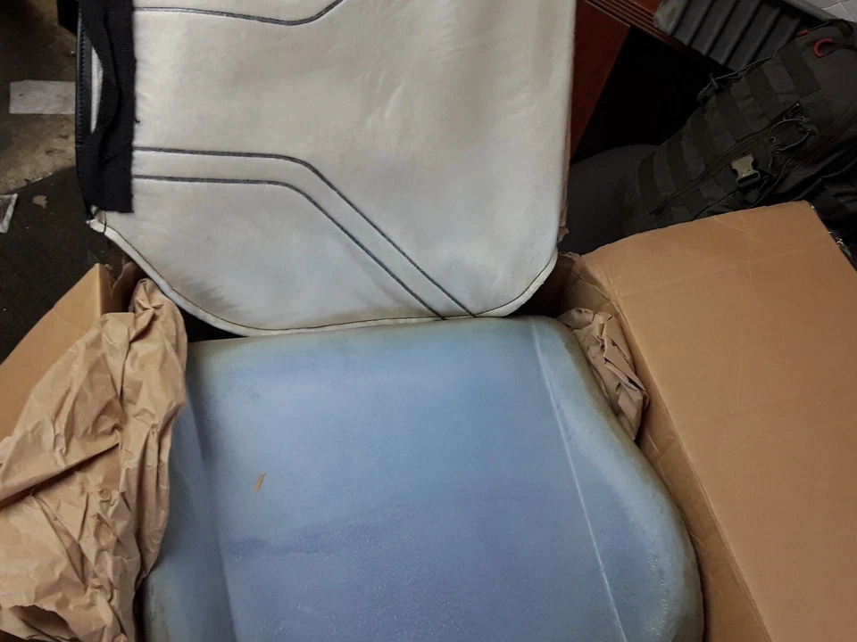 Cojín inferior asiento Komatsu 3EB-50-A51601B Foto 4 de 4