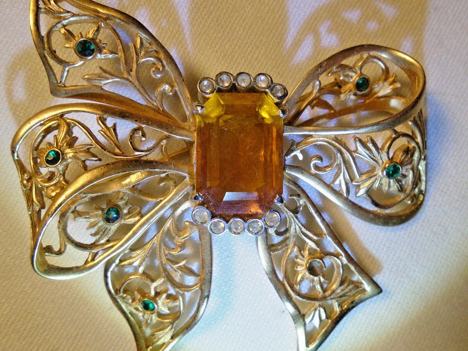 Broche lazo vintage tono dorado con pedrería firmado HM1992 2 1/2" X 2 3/4" Foto 2 de 4