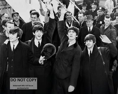 THE BEATLES ARRIVE AT JFK AIRPORT IN 1964 - 8X10 PUBLICITY PHOTO (MW-734)