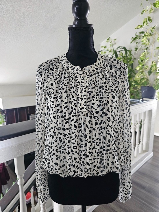Size S  Women's Black and White Leopard Print Blouse