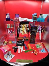 Rainbow High Deluxe Fashion Closet w/Clothes,...