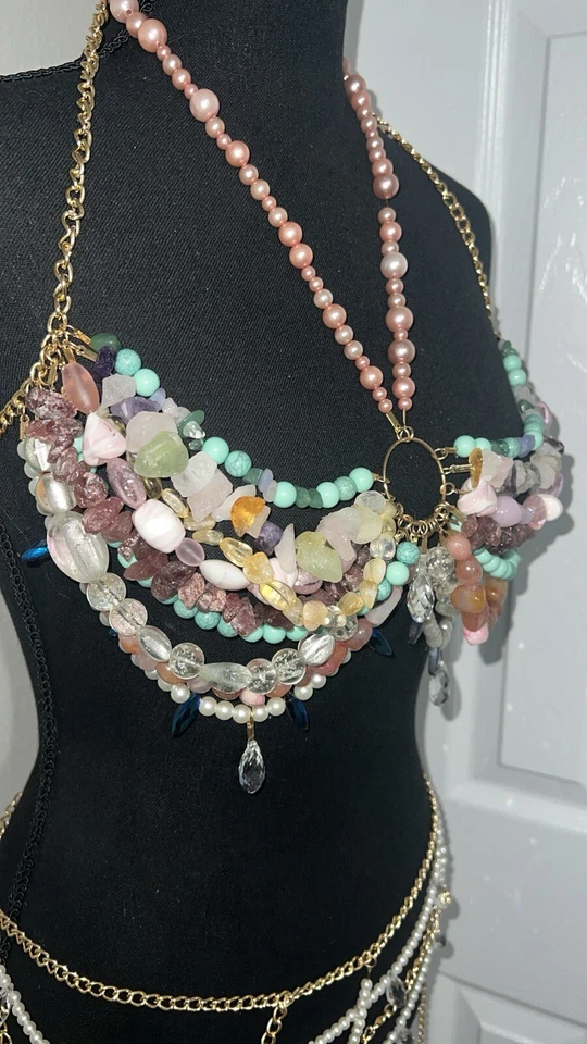 Top halter con cuentas a mano y pareo a juego Foto 3 de 4