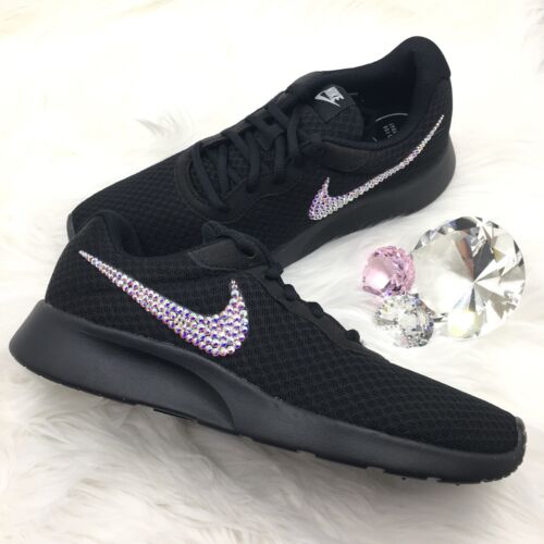 Chaussures Bling Nike Tanjun avec Swarovski AB cristal irisé Swooshes - toutes noires - Photo 1/6